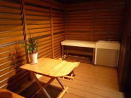 福岡県春日市のガーデンルーム・サンルームのあるお庭の写真。夜のライトアップ風景。