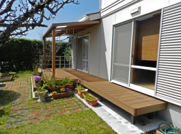 福岡県太宰府市T様邸ウッドデッキ＋テラス・屋根のあるガーデンデザイン。
