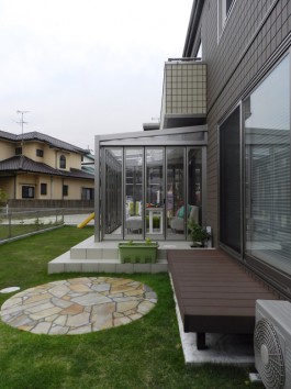 福岡県飯塚市H様邸ガーデンルーム+ウッドデッキのあるガーデンデザイン例。