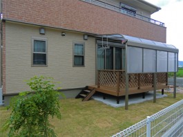 福岡県うきは市ウッドデッキとテラス・屋根の施工例。フェンスと目隠しパネルも施工。