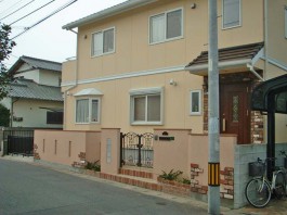 福岡県福岡市早良区の外構デザイン例。門扉とガラスブロックの可愛いエクステリア。