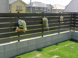 福岡県糸島市木目の目隠しフェンス施工例。色違いの板を組み合わせたフェンス。