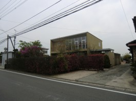 福岡県朝倉郡筑前町の目隠しフェンス施工例。アルミ材ステンカラーのお洒落なフェンス。