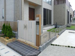 福岡県大牟田市の新築外構施工例。門扉やフェンスにこだわったモダンなエクステリア。