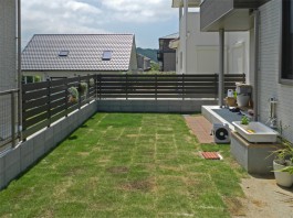福岡県糸島市木目の目隠しフェンス施工例。色違いの板を組み合わせたフェンス。