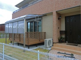 福岡県うきは市ウッドデッキとテラス・屋根の施工例。フェンスと目隠しパネルも施工。