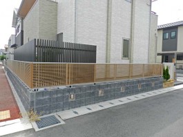 福岡県大牟田市のモダンなフェンスと目隠しフェンス工事。周りの視線をカットできます。