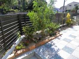 福岡県筑紫野市のお庭リフォーム工事。床、花壇、物置、フェンス。快適なガーデンへ。