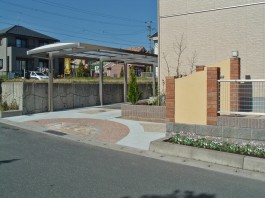 福岡県宗像市の外構門まわり工事。レンガの角柱や塗り壁の門柱がおしゃれな新築外構。