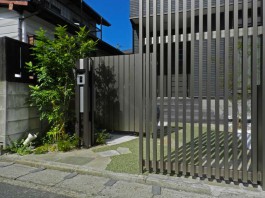 福岡県福岡市早良区のスタイリッシュモダンなゲートがある新築外構工事の施工例。