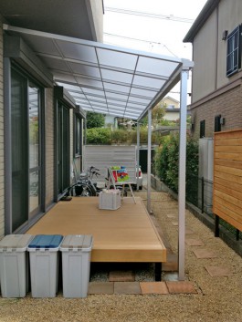 福岡県大野城市のウッドデッキとテラス屋根のあるお庭・ガーデン工事。洗濯物スペース。