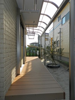 福岡県のお庭・ガーデン工事。ウッドデッキとテラス屋根で洗濯物スペースを作りました！