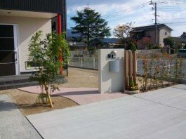 福岡県直方市の新築外構・エクステリア工事。シンボルツリー・花壇・ポールも施工。