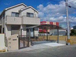 福岡県太宰府市の2台用のカーポートと門扉のある新築外構工事。ガラスブロック門柱も