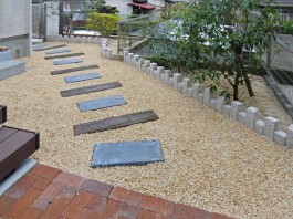 福岡県小郡市のお庭・ガーデン工事。砂利敷きは雑草対策。デッキと物置のあるガーデン