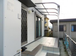 福岡県春日市の庭・ガーデンにテラス屋根やタイルで階段を工事した例。洗濯物に便利。