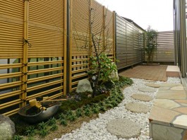 福岡県太宰府市の和風・和モダンな庭・ガーデン工事例。テラス囲いと心和むガーデン。