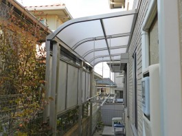 福岡県春日市の庭にテラス屋根を施工し、洗濯物を干すスペースへリフォームした例。