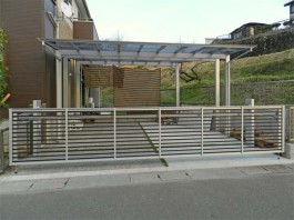福岡県太宰府市のカーポート+オーバードア・カーゲートの工事例。おしゃれな駐車場。