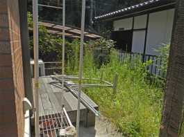 福岡県太宰府市の和風・和モダンな庭・ガーデン工事前。テラス囲いと心和むガーデン。