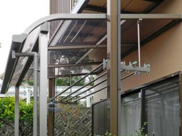 福岡県太宰府市の庭・ガーデンにウッドデッキ・テラス屋根をつけてガーデニングを楽しむ例
