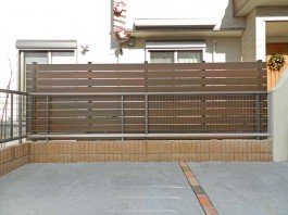 福岡県糟屋郡須惠町の背の高いおしゃれな木目調のフェンス工事。リビング窓を目隠し。