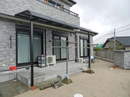 福岡県筑紫野市の庭・ガーデンにテラス・屋根工事をした例。庭・外で洗濯物を干せます。