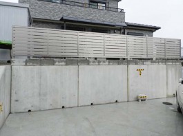 福岡県筑紫野市の庭の周りにフェンスを施工した例。道路からの視線をカットするフェンス。