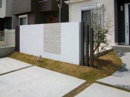 福岡県古賀市の新築外構エクステリア工事。スクエア型のおしゃれなブロックとモダンな目隠し壁。