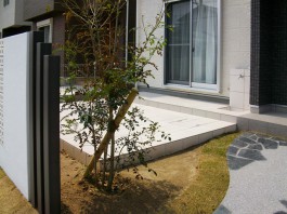 福岡県古賀市の新築外構エクステリア工事。モダンな目隠し壁の後はタイルテラス・庭。