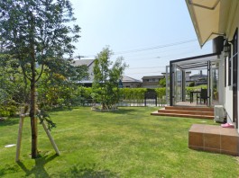 福岡県春日市の庭・ガーデンにガーデンルームを施工した例。植栽や植木に囲まれたガーデンルーム。