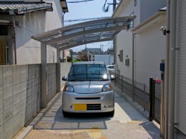 福岡県福岡市城南区の車庫にカーポートを施工した例。引き込み型の敷地にカーポート。