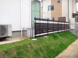 福岡県宗像市の白と黒のタイルでデザインしたおしゃれな木目調のフェンス。