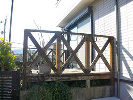 福岡県筑紫郡那珂川町の庭リフォーム工事。パーゴラ屋根とウッドデッキと天然石貼り。