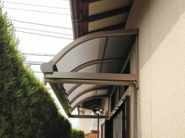 福岡県春日市の現場にて、お庭に柱のないテラス屋根を施工しました。
