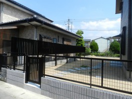 佐賀県の新築外構工事物件です。縦目のフェンスでお庭をしっかり目かくししました。