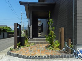 佐賀県の新築外構工事です。在るだけでお洒落な機能門柱。宅配ボックス付きです。