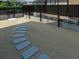 佐賀県の新築外構工事物件です。縦目のフェンスでお庭をしっかり目かくししました。