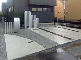 福岡県太宰府市の新築外構工事です。アルミの角柱と機能門柱でスタイリッシュな雰囲気に！