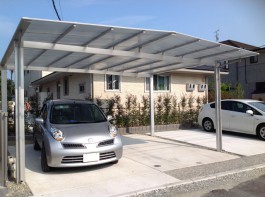 福岡県糟屋郡粕屋町のカーポート工事です。車を守り、住宅の外観も映えるカーポート。