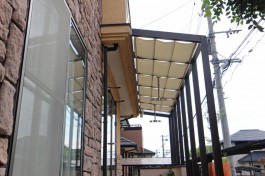 福岡県宗像市A様邸、建物外観にマッチしたデッキ＋テラス屋根の施工例です！