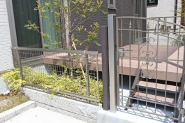 春日市I様邸にて、緑に囲まれたウッドデッキを施工しました