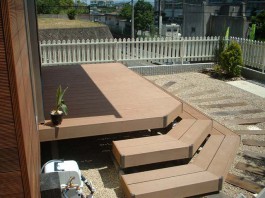 福岡県福岡市城南区のウッドデッキ(3段ステップ)のある庭のデザイン例。子どもに人気。