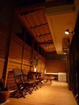 福岡県春日市のガーデンルーム・サンルームのあるお庭の写真。夜のライトアップ風景。