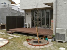 福岡県古賀市E様邸ウッドデッキ+目隠しフェンスのデザイン例。素敵なお庭。