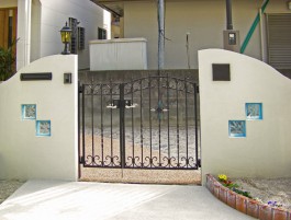 福岡県古賀市S様邸新築外構のデザイン例。シンプルでナチュラルな門柱と門扉。