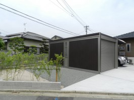福岡県福津市T様邸カーポート+ガレージ・シャッターを使った車庫のデザイン例。