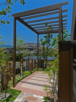 福岡県糸島市W様邸ガーデン工事のデザイン例。おしゃれなパーゴラが魅力的です。