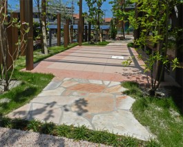 福岡県糸島市W様邸ガーデン工事のデザイン例。ピンクでまとめた可愛いアプローチ。