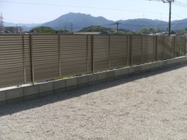 福岡県飯塚市T様邸目隠しフェンスのデザイン施工例。プリレオR9型フェンス。